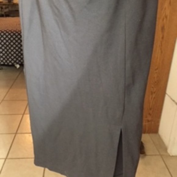 Basic soft grey pencil skirt thick material - Picture 2 of 3